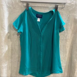 Ladies top color:“scuba blue”